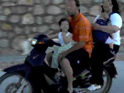 Στο αυτόφωρο οι γονείς που εκθέτουν πάνω...