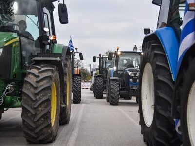 Σκληρή γραμμή από τους αγρότες: Μπλόκα κ...