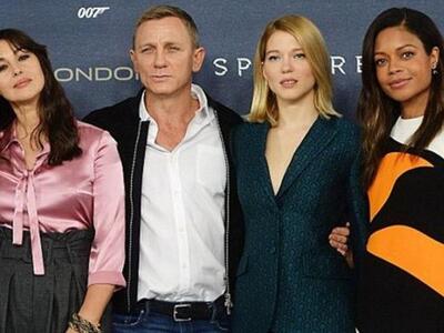 O James Bond αγκαλιά με όλα του τα κορίτ...