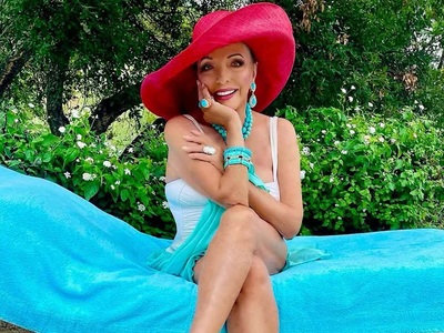 Yπέρλαμπρη και με μαγιό η 92χρονη Τζόαν ...