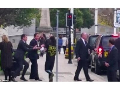 Πολίτης πλησίασε...σαν κύριος και έσπρωξ...