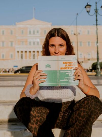  νεαρή κωμικός Ελένη Σουπίδου εξηγεί πώς...