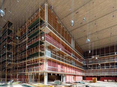 Στην είσοδο της Εθνικής Βιβλιοθήκης