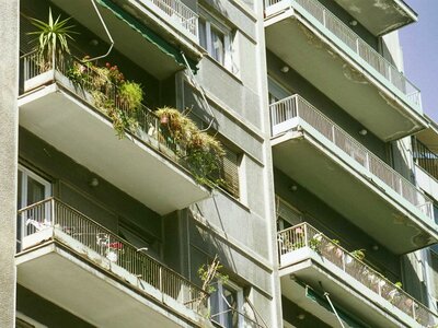 Η ανασφάλεια φέρνει πίσω τους θυρωρούς στην Πάτρα 