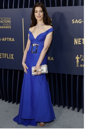 Aν Χάθαγουέι με vintage Atelier Versace