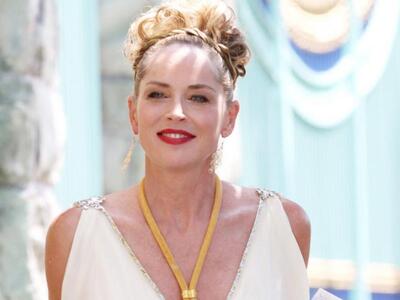 H Σάρον Στόουν είναι 53 χρονών και δείχν...