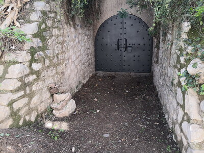 "Ασφάλισε" με νέες πόρτες το κ...