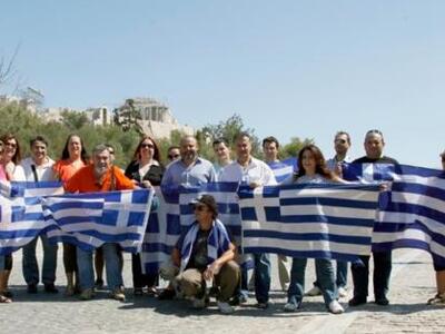 Ανέβηκαν με ελληνικές σημαίες στην Ακρόπ...