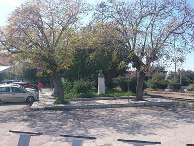 Αριστερά του μώλου της Αγίου Νικολάου.