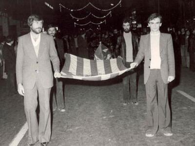 Ο Τριαντάφυλλος Δραβαλιάρης (δεξιά) κρατ...