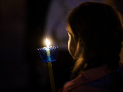 Πάτρα: Ανάσταση στο μπαλκόνι με αναμμένη λαμπάδα