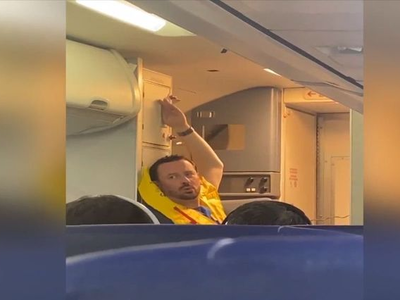 Showman αεροσυνοδός δίνει οδηγίες με τον...