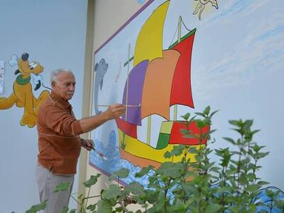 Ο αγαπημένος παππούς που ζωγραφίζει σχολ...