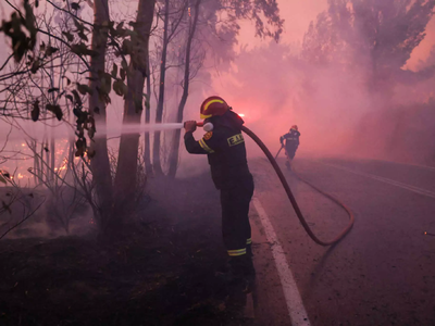 Φωτιά στην Αττική: Περιπολικό πέρασε μέσ...