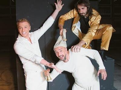 Περιοδεύει με την παράσταση "Σφήκες...