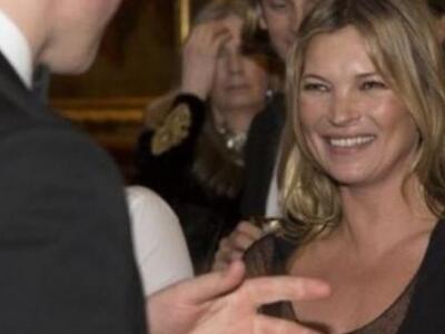 ΔΕΙΤΕ την στιγμή που η Kέιτ Μος φλερτάρε...