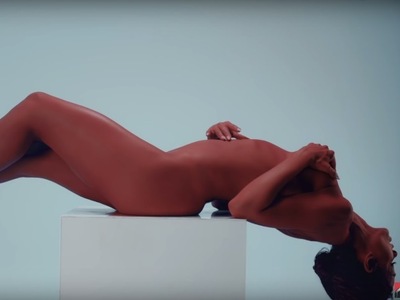 Η Ελένη Φουρέιρα ποζάρει γυμνή βαμμένη.....