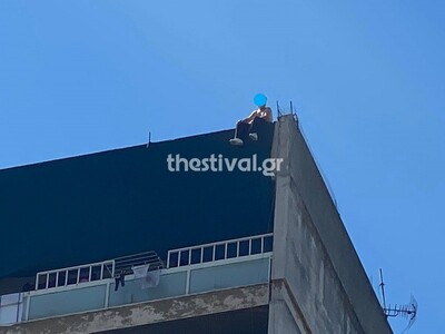 Θεσσαλονίκη: Άνδρας απειλεί να πέσει από...