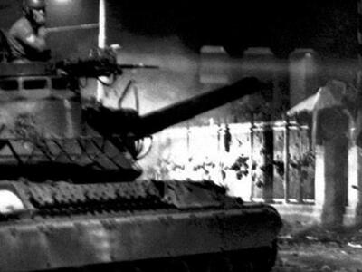 Η στιγμή που το τανκ έριξε την πόρτα του...