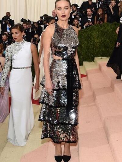 Με ασημένιο Proenza Schouler η Μπρι Λάρσον