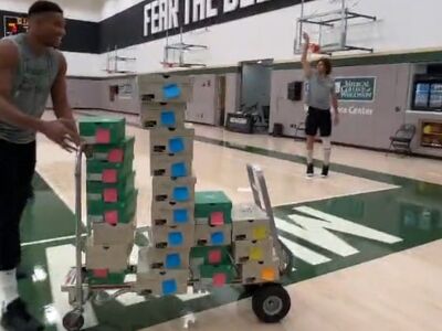 Μπακς: Ο Γιάννης Αντετοκούνμπο μοίρασε τ...