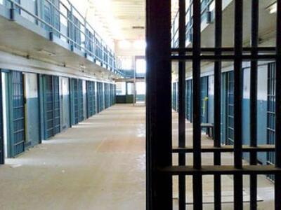 Μαχαίρωσαν σωφρονιστικό υπάλληλο στις φυ...