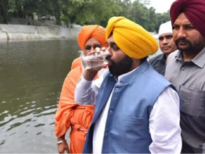 Πολιτικός στην Ινδία ήπιε νερό από «ιερό...