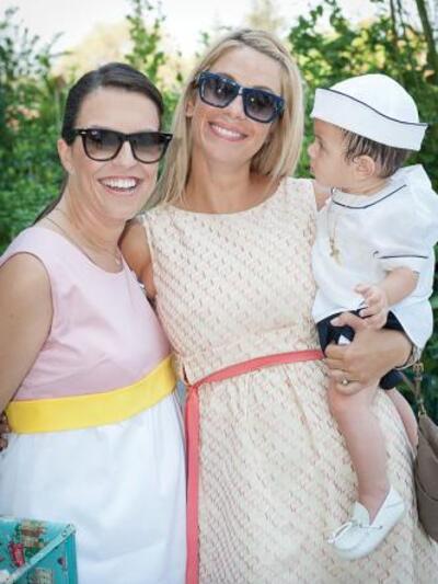 Η μητέρα με το νεοφώτιστο και την Κωνστα...