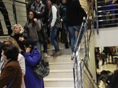 Πάτρα - Πρωτοφανής ουρά σήμερα σε κατάστ...