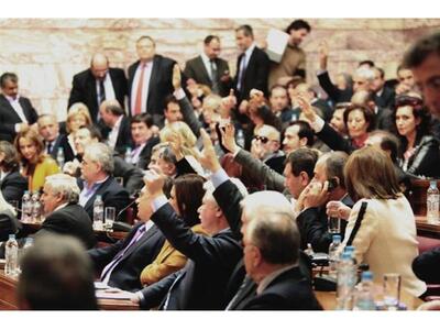 Μαζική "ανταρσία" βουλευτών φο...