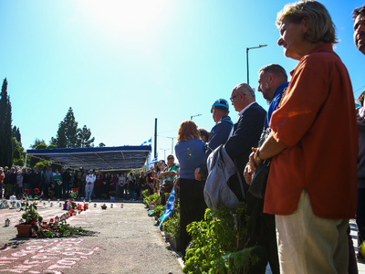 Σύνταγμα: Πολίτες και συγγενείς άφησαν λ...