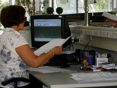 Ποιες κατηγορίες δημοσίων υπαλλήλων οδηγ...