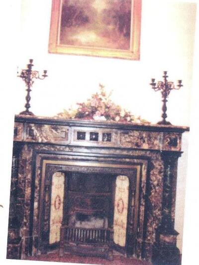 Η αίθουσα του «Ερμή» με το τζάκι στην αρ...