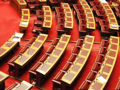 Βουλή: Οργή των υπαλλήλων κατά του Στουρνάρα