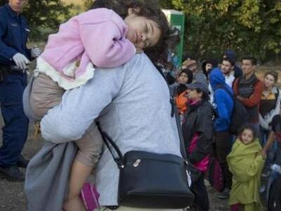 Χιλιάδες μετανάστες καταφθάνουν στην Αυσ...