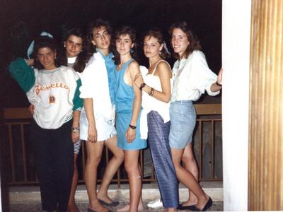 Με αµφίεση της δεκαετίας του ’80, οι φίλ...