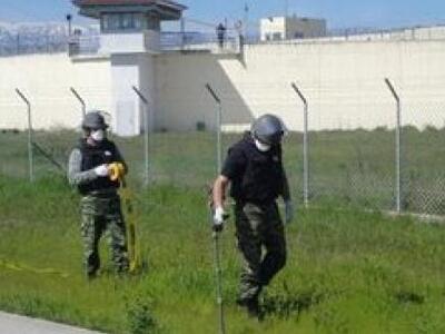 Ψάχνουν για νάρκες στον περίβολο των φυλ...