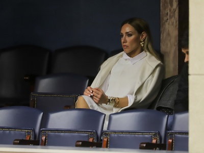 Η μυστηριώδης παρουσία με τα λευκά στα θ...