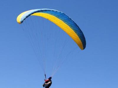 Αγωνία για την τύχη αθλητή με αλεξίπτωτο πλαγιάς