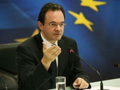 Παπακωνσταντίνου: Όχι απολύσεις, ούτε νέ...