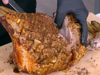 Τραγανό χοιρινό καρέ στο φούρνο με λαχαν...