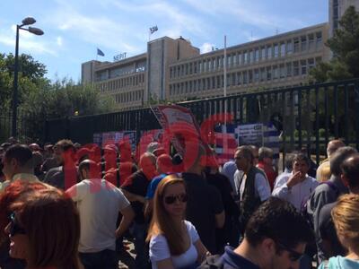 ΤΩΡΑ – Εργαζόμενοι της ΕΡΤ έξω από το ραδιομέγαρο