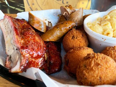 Ο Απόστολος Ρουβάς μαγειρεύει μπιφτέκια κοτόπουλου