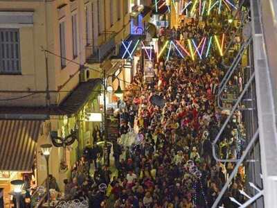 Πολύχρωμη παρέλαση από καρναβαλικά πληρώ...