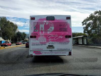 Εντοπίσαμε ένα ροζ αστικό λεωφορείο στην...
