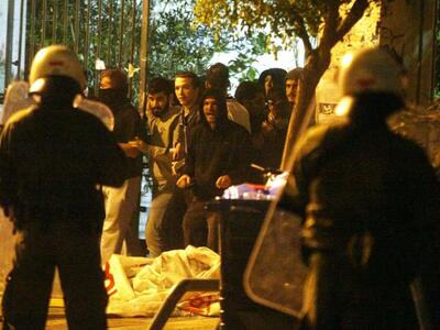 Πετροπόλεμος και μολότοφ μετά την λήξη τ...