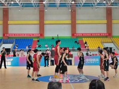 Δεκατετράχρονη Κινέζα ύψους 2,27μ. δεν έ...