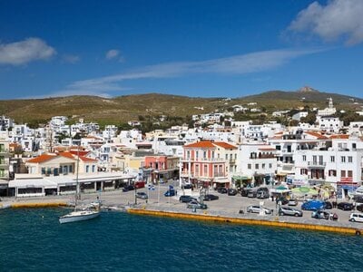 Τήνος: Το ελληνικό νησί που αποθεώνουν Μ...