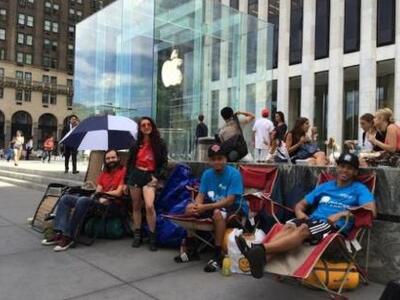 Κατασκήνωσαν έξω από την Αpple για να πά...