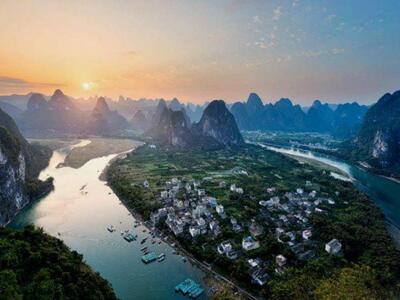 Αυτό το μικρό ψαροχώρι μοιάζει να αντιστ...